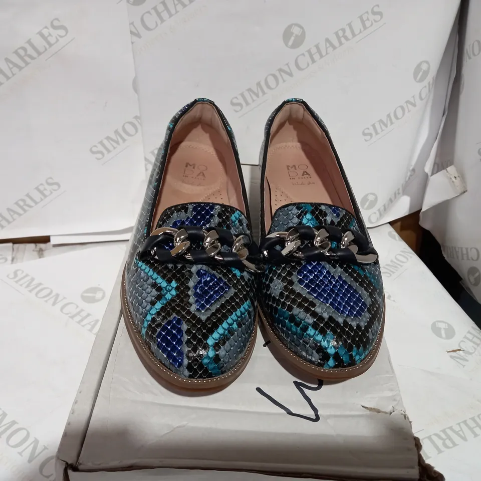 BOXED PAIR OF MODA BLUE SNAKE SKIN - SIZE 7