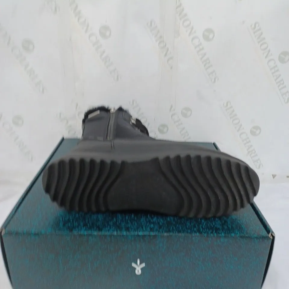 BOXED EMU AUSTRALIA LADIES SNOWY WATERPROOF WITH REFLECTIVE TRIM BOOTS BLACK SIZE 9