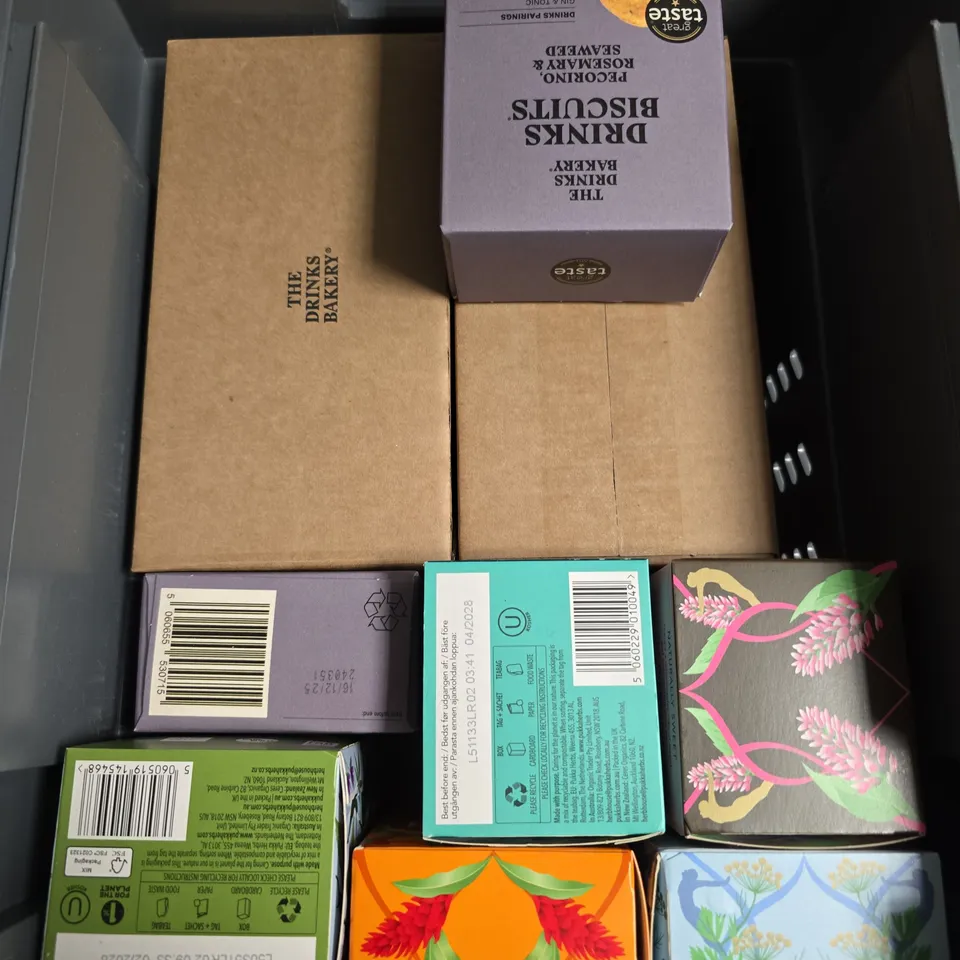 APPROXIMATELY 10 ASSORTED FOOD/DRINK PRODUCTS TO INCLUDE PUKKA TEA & DRINKS BISCUITS 