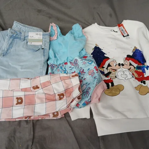 APPROXIMATELY 30 ASSORTED KIDS CLOTHING ITEMS IN VARIOUS STYLES, SIZES & COLOURS TO INCLUDE JEANS, SWIMSUIT, JUMPER, ETC