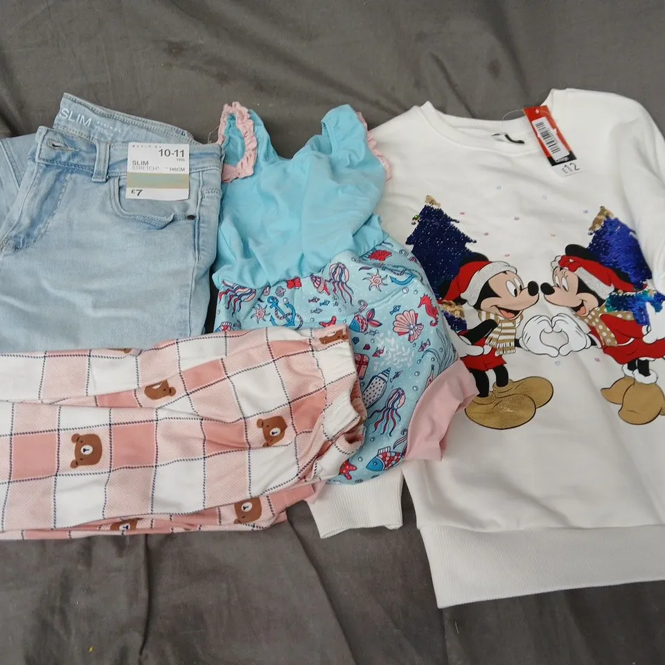 APPROXIMATELY 30 ASSORTED KIDS CLOTHING ITEMS IN VARIOUS STYLES, SIZES & COLOURS TO INCLUDE JEANS, SWIMSUIT, JUMPER, ETC