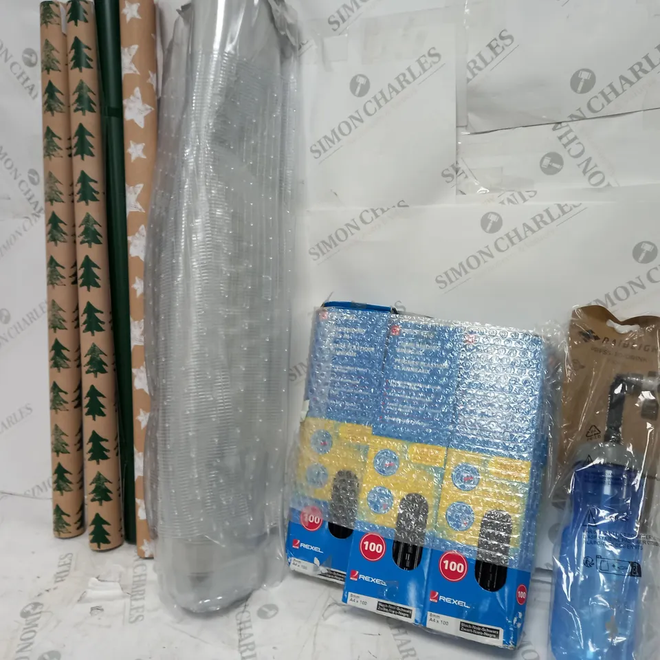 APPROXIMATELY 15 ASSORTED ITEMS TO INCLUDE BATH MAT, RAIDLIGHT PRESS-TO-DRINK BOTTLE, REXEL COMB BINDING RINGS, ETC