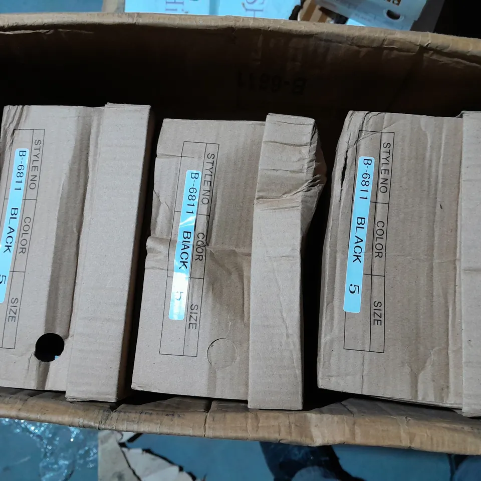 APPROXIMATELY 11 BOXED PAIR OF BLACK BOW TRAINERS IN VARIOUS SIZES TO INCLUDE SIZE 5 