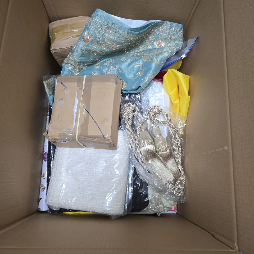 APPROXIMATELY 15 ASSORTED HOUSEHOLD PRODUCTS TO INCLUDE AN OPEN SHOP SIGN, CUSHION COVER AND A ROPE DOG TOY