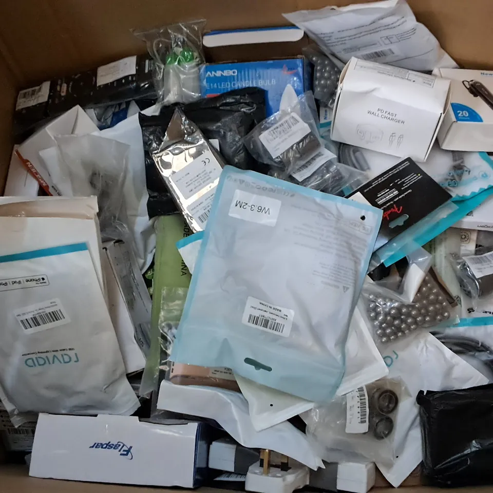 LARGE QUANTITY OF ASSORTED ITEMS TO INCLUDE SKULLCANDY EARPHONES, VGA CABLE AND LOGITECH MOUSE