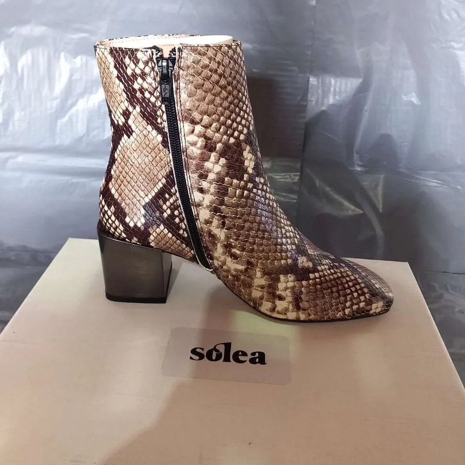 BOXED SOLEA QUIGEL TAUPE ANKLE BOOTS SIZE 3