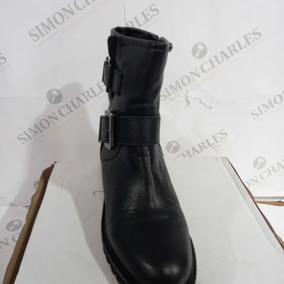 BOXED PAIR OF MODA IN PELLE CORNELLE BLACK LEATHER BOOTS - UK 6
