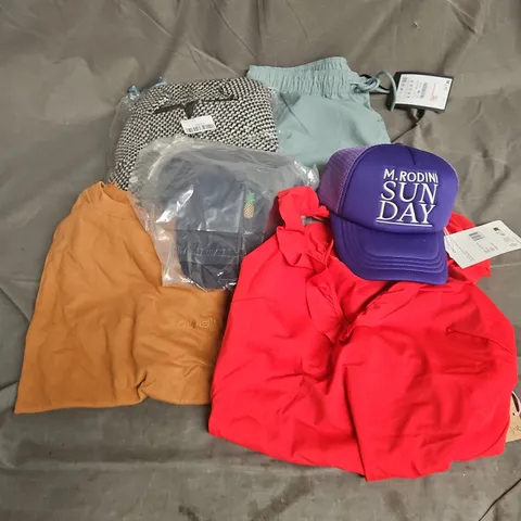 BOX OF APPROXIMATELY 20 ASSORTED CLOTHING ITEMS TO INCLUDE SHORTS, HATS, TSHIRT, ETC