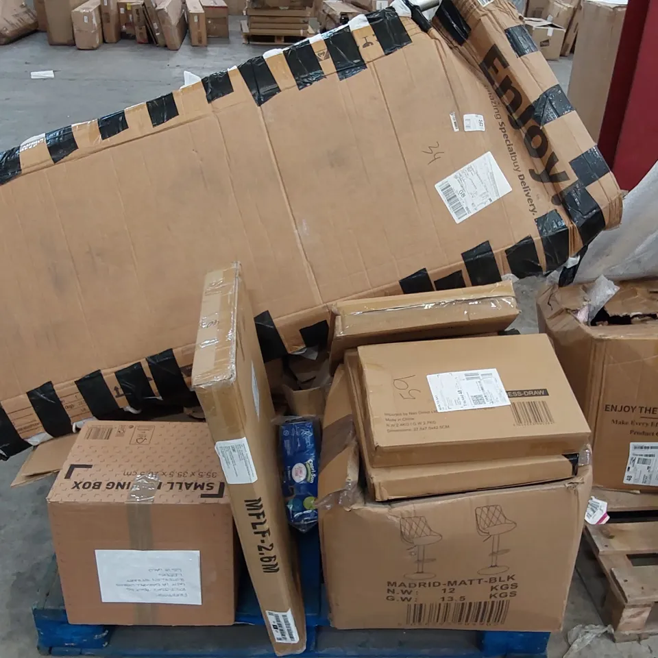 PALLET OF ASSORTED FURNITURE PARTS AND CONSUMER PRODUCTS 