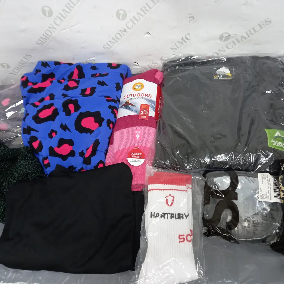 LARGE QAUNTIITY OF ASSORTED CLOTHING ITEMS TO INCLUDE DRESSES, JEANS, SHIRTS, ETC