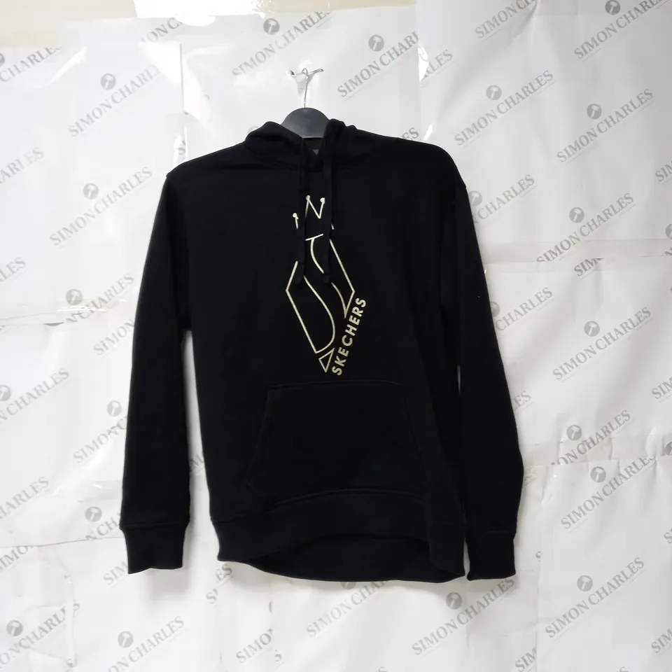 BOX OF ASSORTED CLOTHES APPROXIMATELY 10 TO INCLUDE JACKETS, JUMPERS, T-SHIRTS ETC 