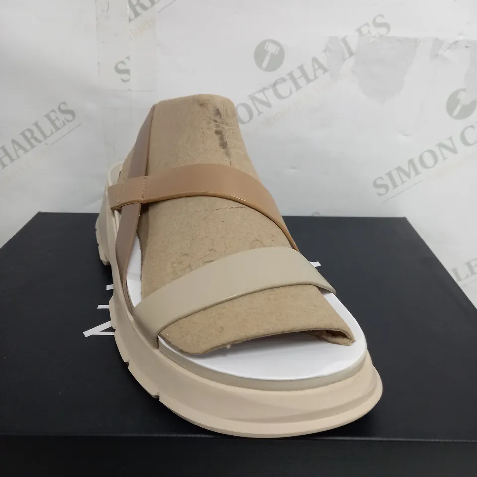 BOXED PAIR OF ALIZER NATURE BEIGE OPEN TOE SANDALS SIZE 7 