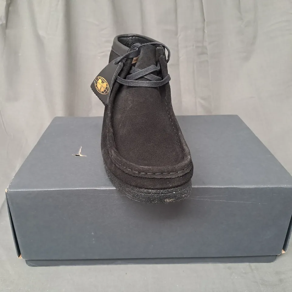 BOXED PAIR OF CLARKS ORIGINALS WALLABEE SHOES IN BLACK UK SIZE 9