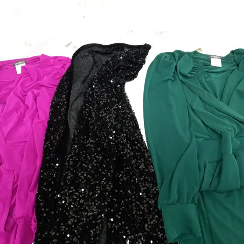 BOX OF APPROX. 20 CLOTHING ITEMS TO INCLUDE PANT SUITS JACKETS AND DRESSES / COLLECTION ONLY