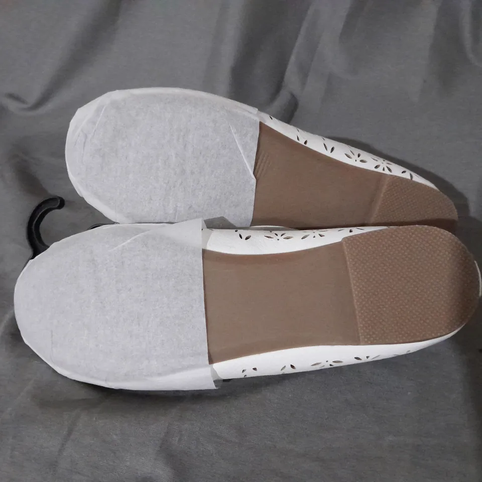 APPROXIMATELY 10 BAGGED PAIRS OF GEORGE WHITE FLATS SIZE 13