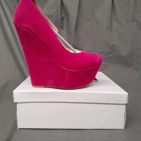 BOXED PAIR OF KOI COUTURE HR5 PLATFORM HIGH WEDGE FAUX SUEDE SHOES IN FUCHSIA SIZE 4