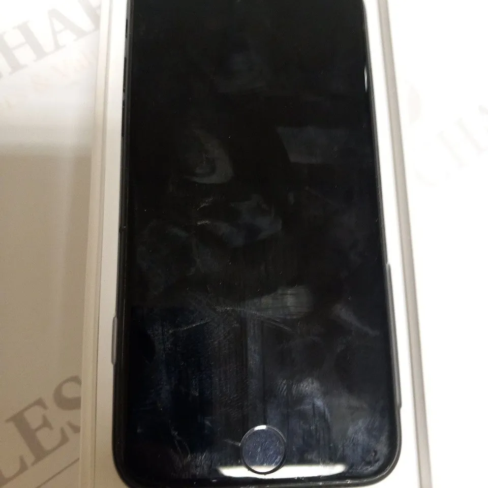 BOXED APPLE IPHONE 7 MOBILE PHONE