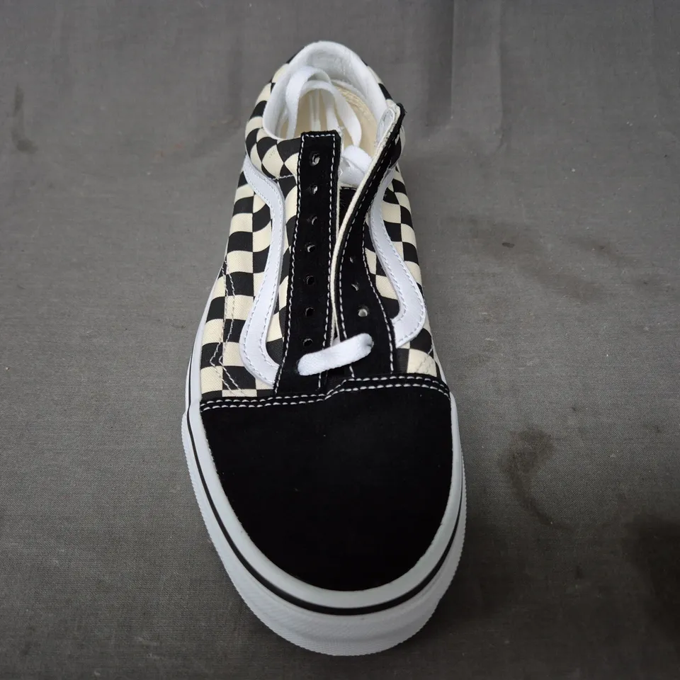 BOXED PAIR OF VANS OLD SKOOL SHOES IN BLACK/WHITE CHECKERBOARD UK SIZE 6