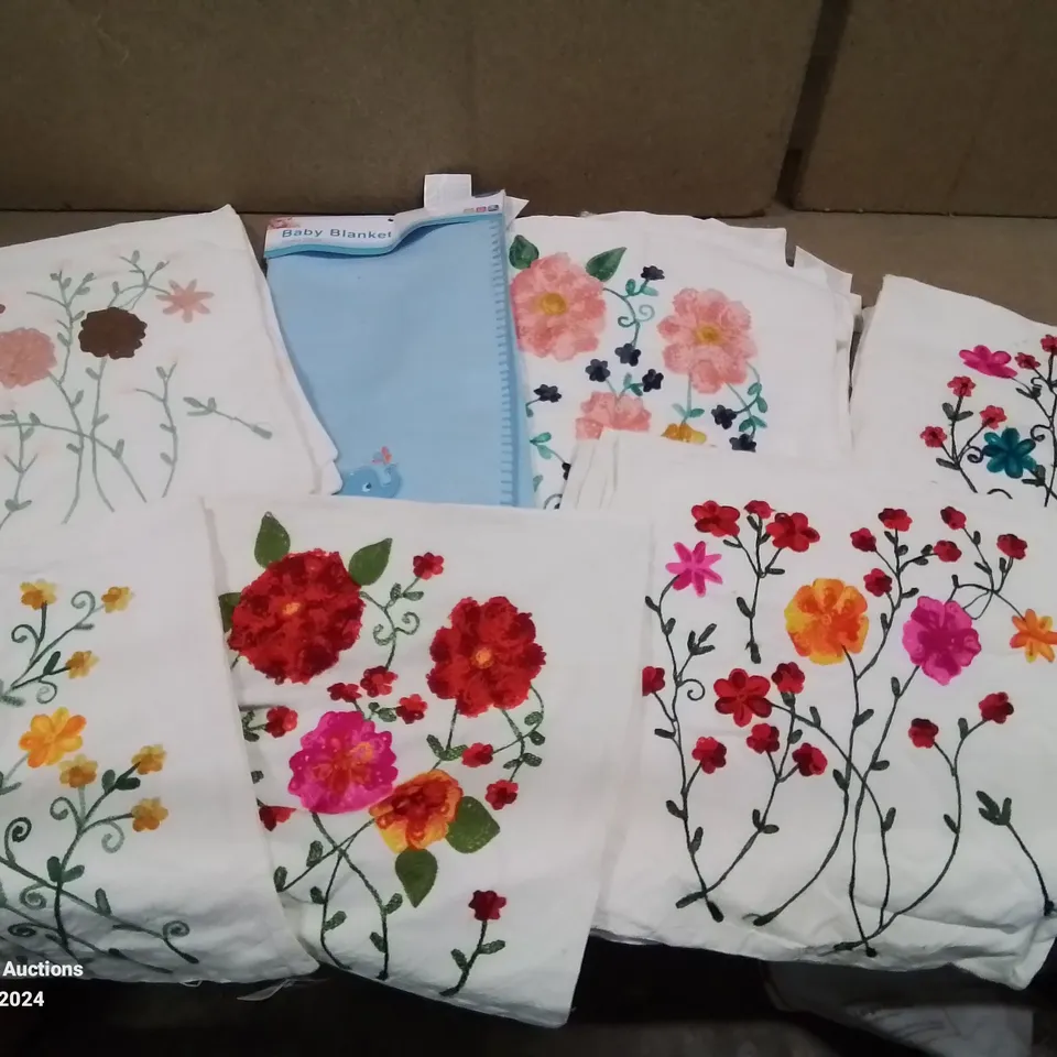 LOT CONTAINING LARGE AMOUNT OF ZIP UP FLORAL DESIGNED CUSHION COVERS