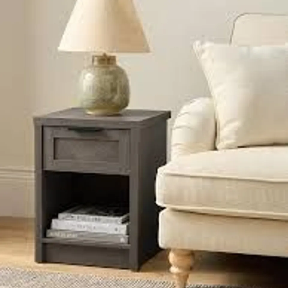 CHEVRY SIDE TABLE - DARK OAK