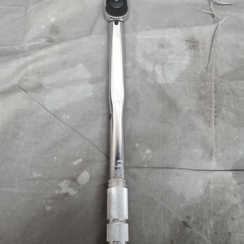 Long chrome-plated socket wrench/ratchet handle with knurled grip