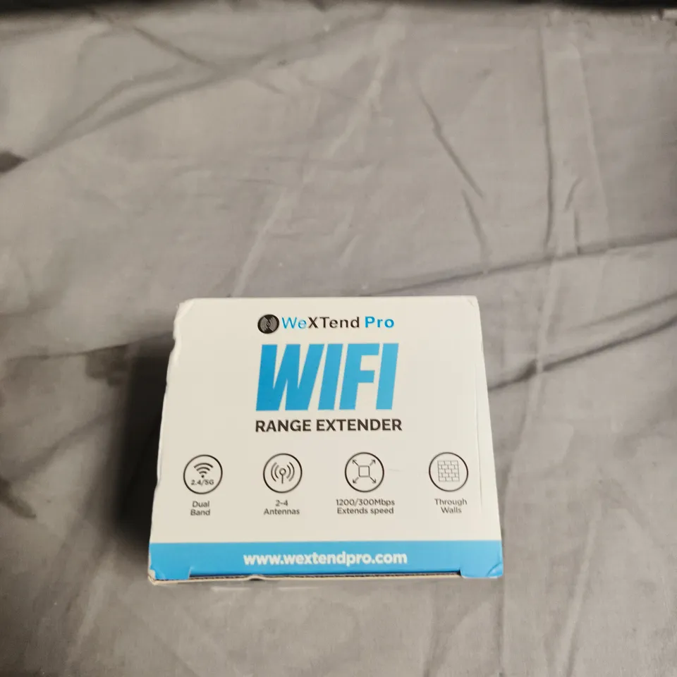 APPROXIMATELY 8 ASSORTED ELECTRICAL PRODUCTS INCLUDING WIFI RANGE EXTENDER , NETWORK CABLE TESTER ULTRA THIN FLOOD LIGHT 