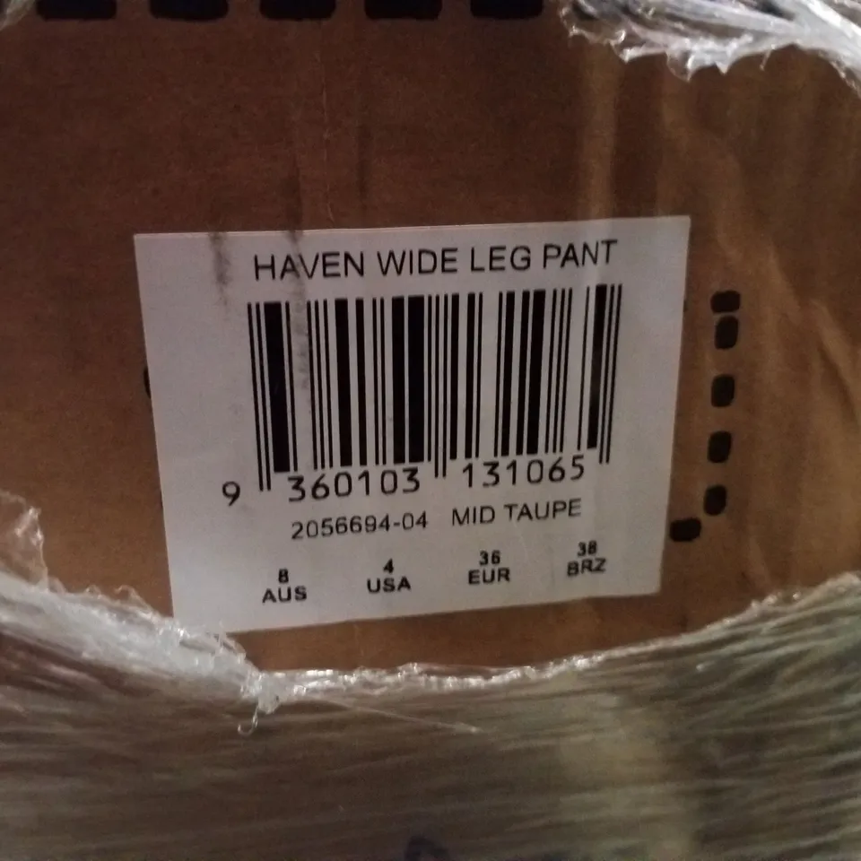 PALLET CONTAINING ASSORTED BRAND NEW PRODUCTS INCLUDING PHONE STANDS, COLLAPSIBLE DESKS, PANTS & LUNCH TOTES