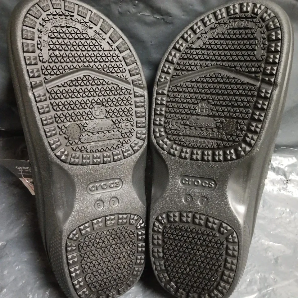 CROCS ON THE CLOCK WORK SLIP ONS IN BLACK -UK M4/W4