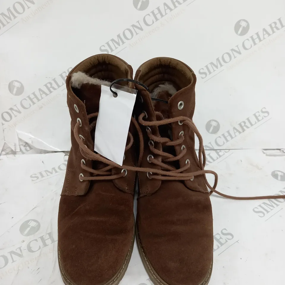 BOXED PAIR OF EMU AUSTRALIA BIRICET OAK SIZE 5
