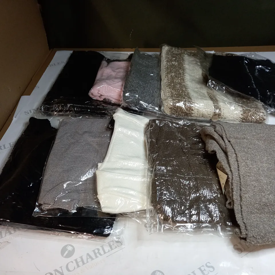APPROXIMATELY 10 CLOTHING ITEMS IN VARIOUS SIZES AND COLOURS 