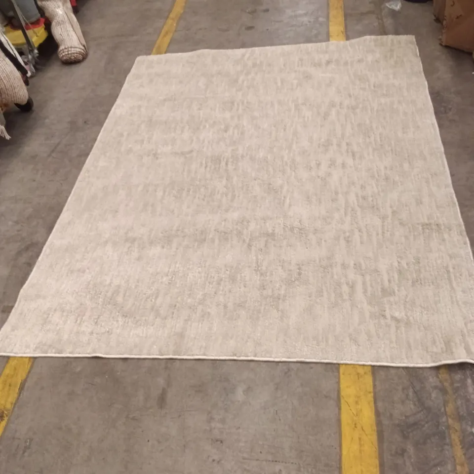 LIGHT GREY AREA RUG APPROXIMATELY 228 CM X 181 CM