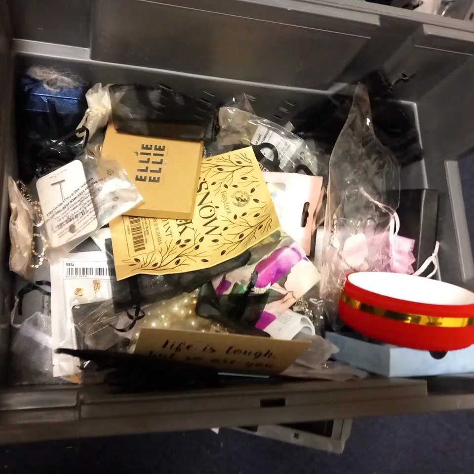 LARGE QUANTITY OF ASSORTED JEWELLERY TO INCLUDE; FAIRY LOOT, SMART BAND AND ELLE ELLE