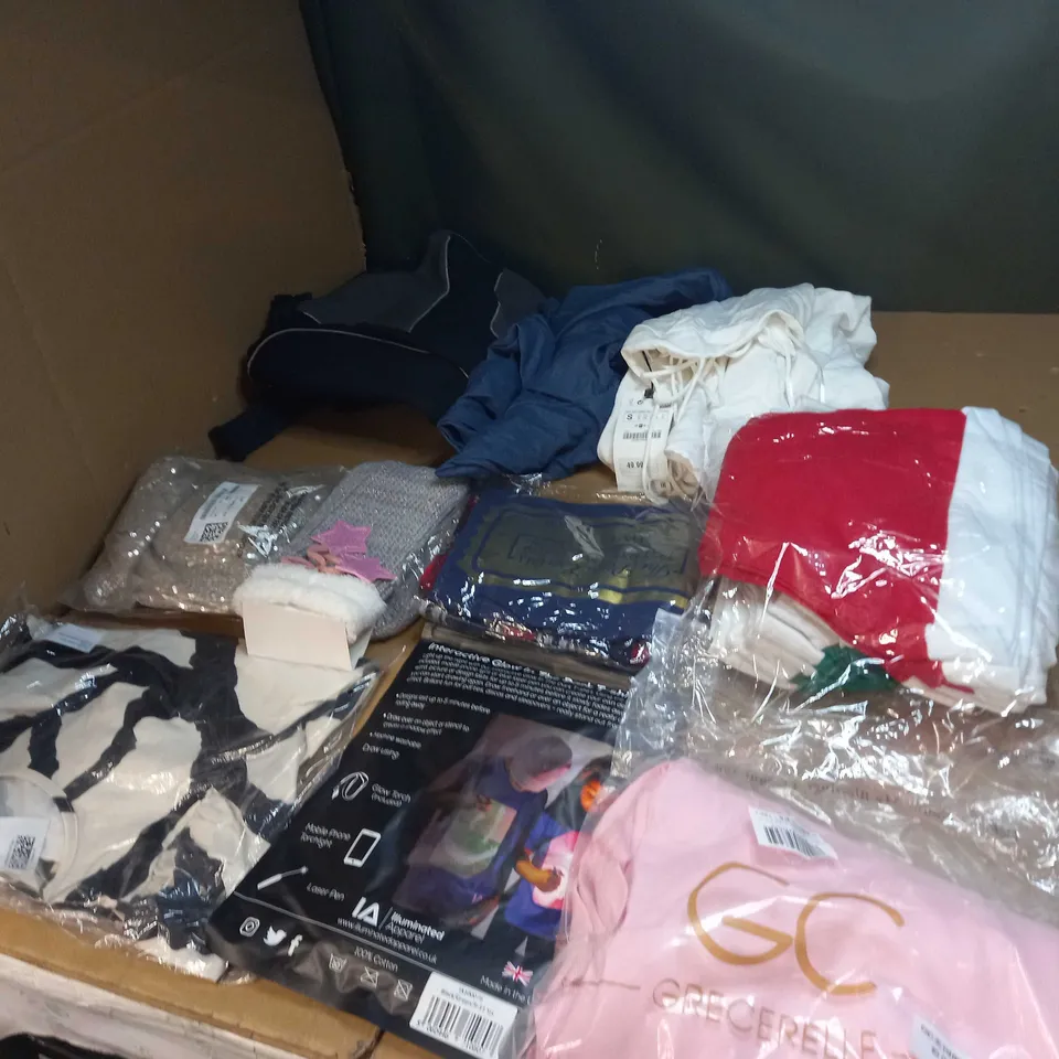 LOT OF APPROX 20 ASSORTED CLOTHING ITEMS TO INCLUDE JUMPERS, SOCKS AND T-SHIRTS