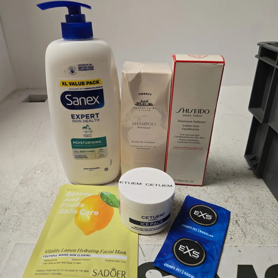 APPROXIMATELY 20 ASSORTED HEALTH & BEAUTY PRODUCTS TO INCLUDE SANEX SHOWER GEL, TWENTY SHAMPOO, SOFTENER ETC