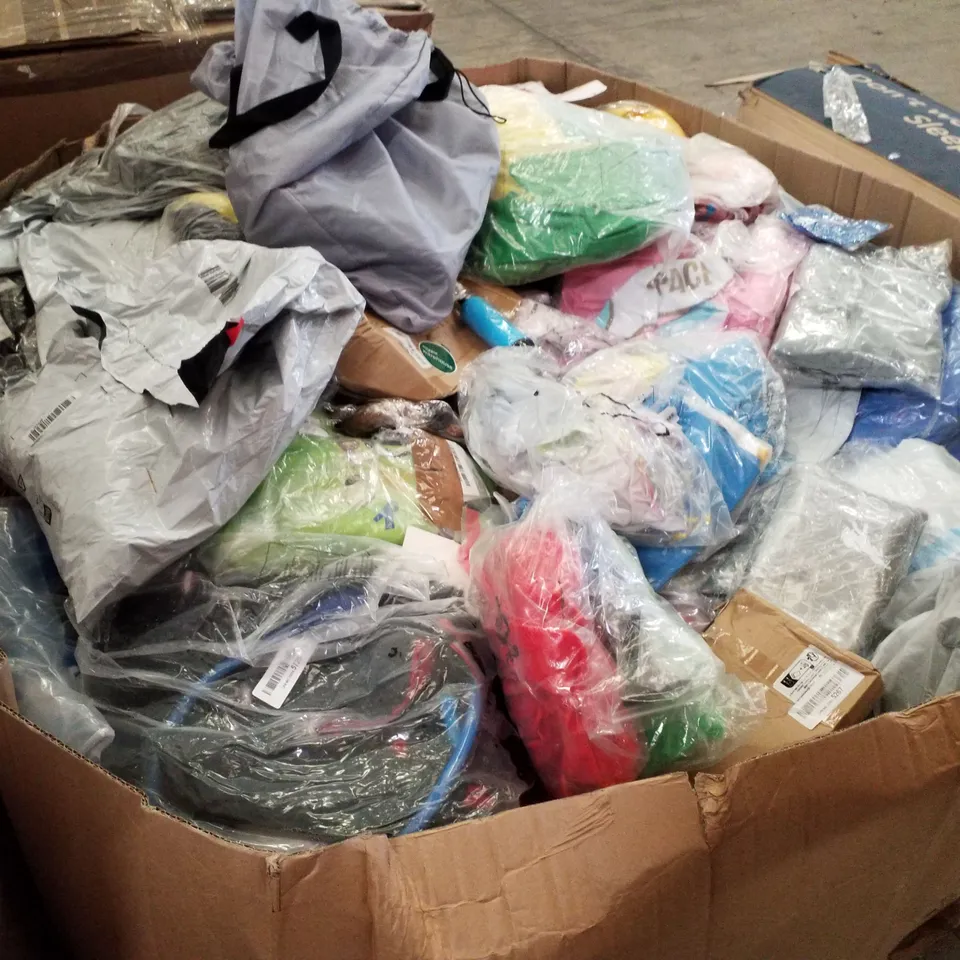PALLET CONTAINING ASSORTED INFLATABLES INCLUDING POOL INFLATABLES, CHIMNEY STOP, KIDS SWIM VESTS