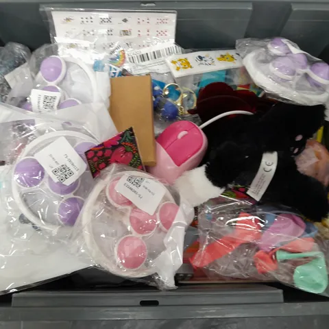 APPROXIMATELY 15 ASSORTED TOYS & GAMES PRODUCTS TO INCLUDE FLYING DISC, GLOWSTICKS, UNO CARDGAME, ETC