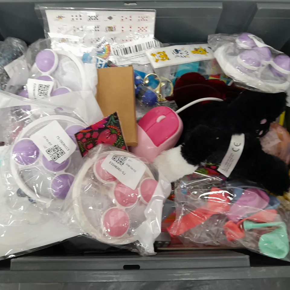 APPROXIMATELY 15 ASSORTED TOYS & GAMES PRODUCTS TO INCLUDE FLYING DISC, GLOWSTICKS, UNO CARDGAME, ETC