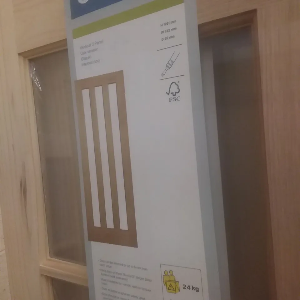GEOM VERTICAL 3 PANEL OAK VANEER INTERNAL DOOR 1981x762mm