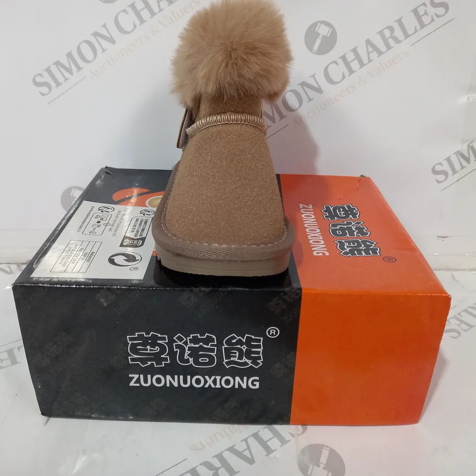 BOXED PAIR OF ZUONUOXIONG KIDS SHOES IN TAN EU SIZE 22
