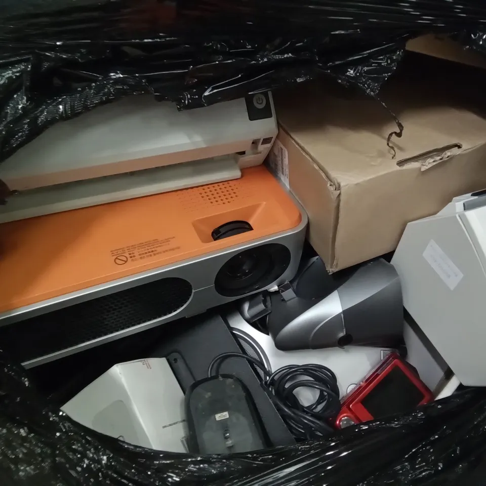 PALLET OF ASSORTED ELECTRONICS INCLUDING POLAROID DIGITAL CAMERA, PROJECTOR, MOUSE AND KEYBOARDS, EZCOOL ALL IN 1 CARD READERS, POLYCOM CONFERENCE PHONE