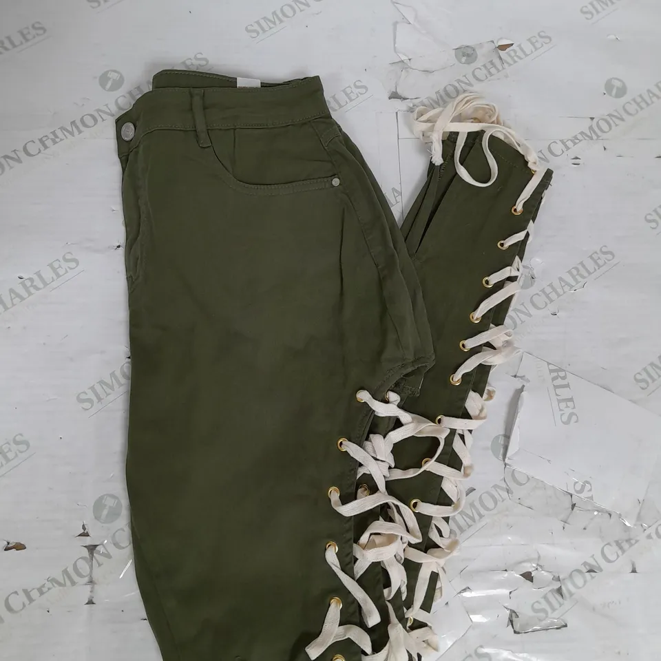 PRETTYLITTLETHING SHAPE LACE UP SIDE SKINNY JEANS IN KHAKI SIZE 12