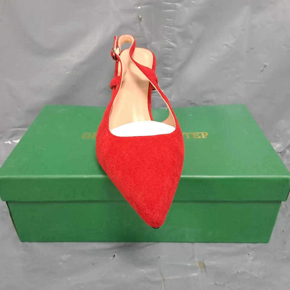 BOXED PAIR OF UNBRANDED POINTED TOE LOW HEEL SHOES IN RED SIZE EU 39