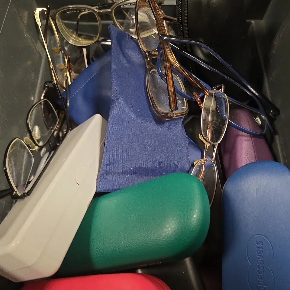 APPROXIMATELY 15 ASSORTED VISION CARE ITEMS TO INCLUDE -SUNGLASSES , EYEWEAR GLASSES , CARRY CASES ETC