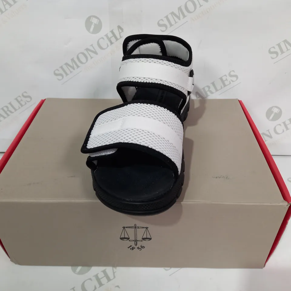BOXED PAIR OF HUNTER WOMENS MESH OUTDOOR SANDALS IN WHITE/BLACK UK SIZE 4
