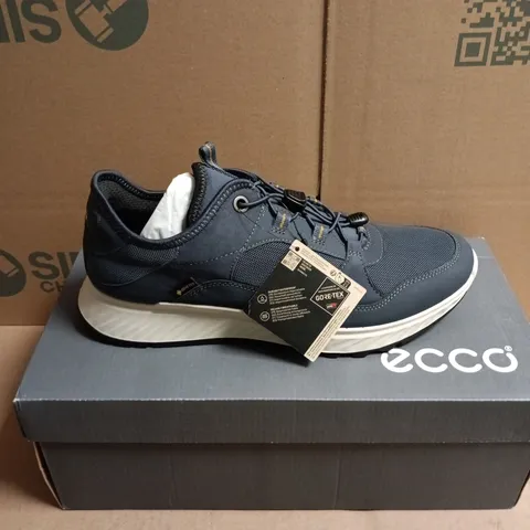 BOXED PAIR OF ECCO EXOSTRIDE MEN'S GTX NAVY TRAINERS - 7.5