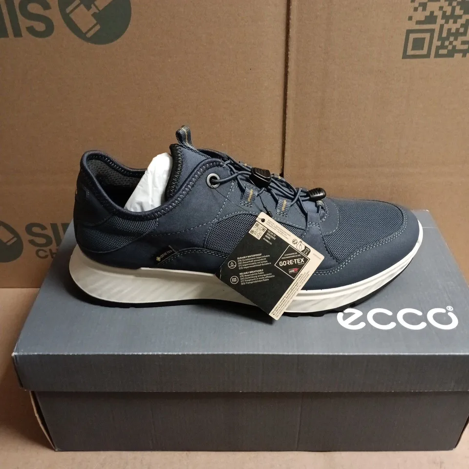 BOXED PAIR OF ECCO EXOSTRIDE MEN'S GTX NAVY TRAINERS - 7.5
