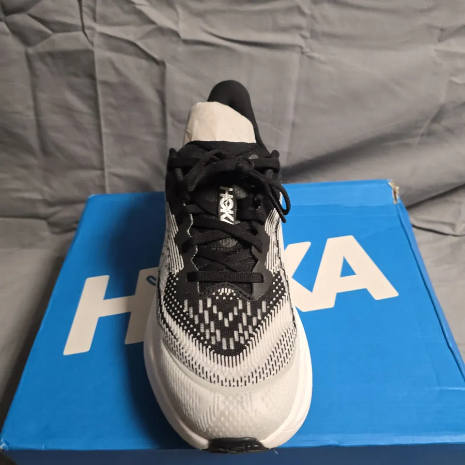 BOXED HOKA SKYFLOW TRAINERS - UK SIZE 5 - WOMENS 