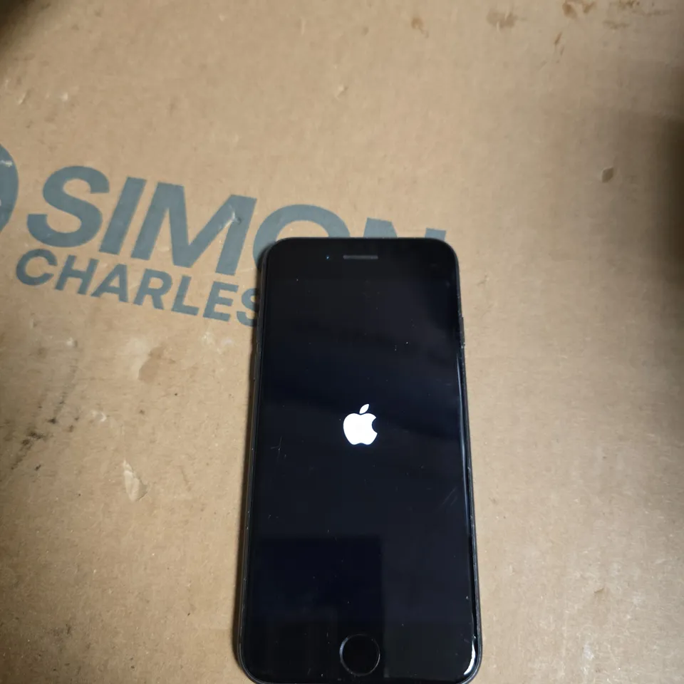 APPLE IPHONE – SPACE GREY/BLACK, POWERING ON TO APPLE LOGO 
