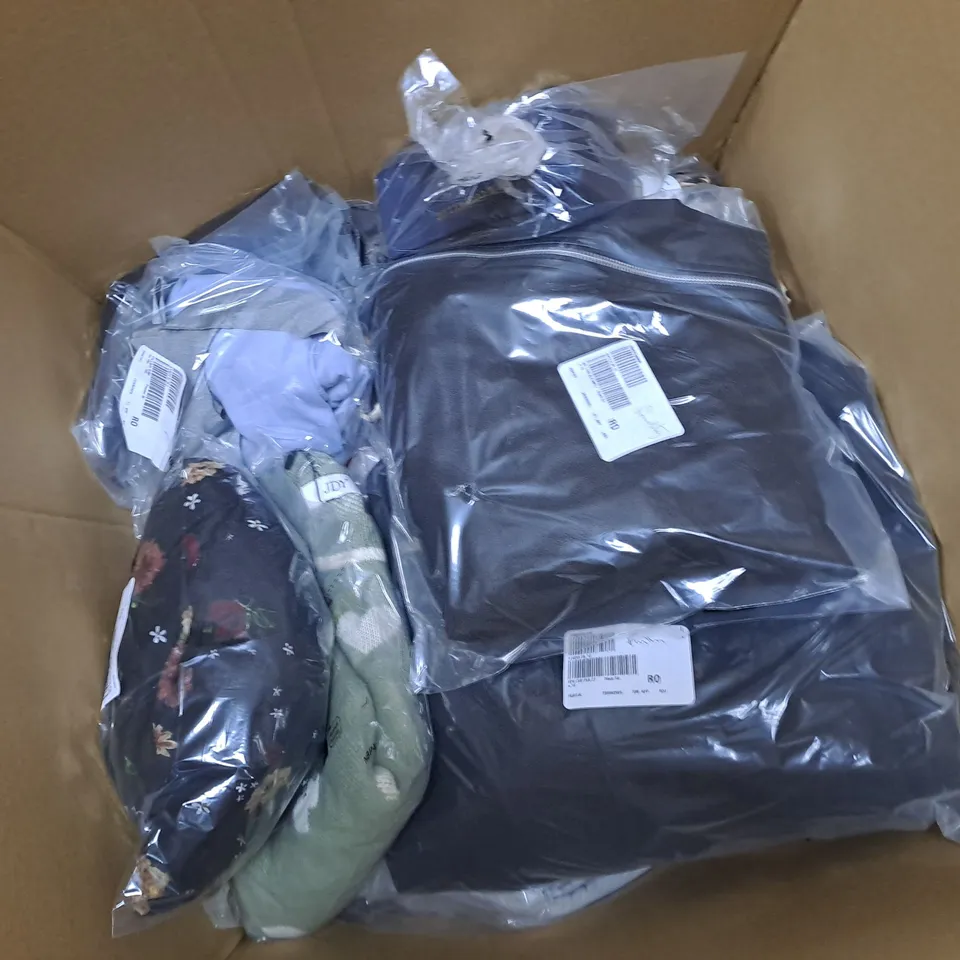 APPROXIMATELY 15 ASSORTED CLOTHING ITEMS TO INCLUDE JACKETS, LACE ROBES, DRESS, ETC