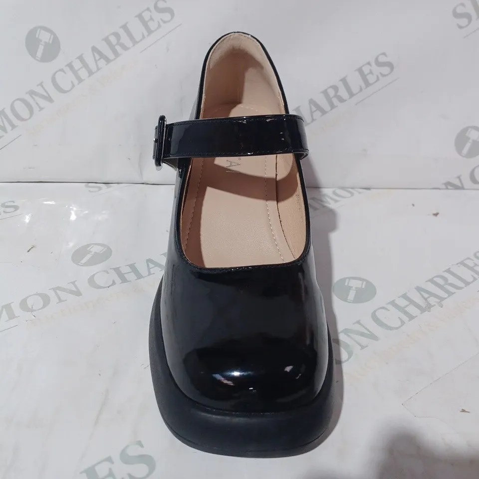 BOXED PAIR OF XINYITAI BLOCK HEEL SHOES IN GLOSSY BLACK SIZE UNSPECIFIED